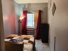Furnished big room, shared 2-bedroom apt, 5-minute walk to Eaton - Photo 2