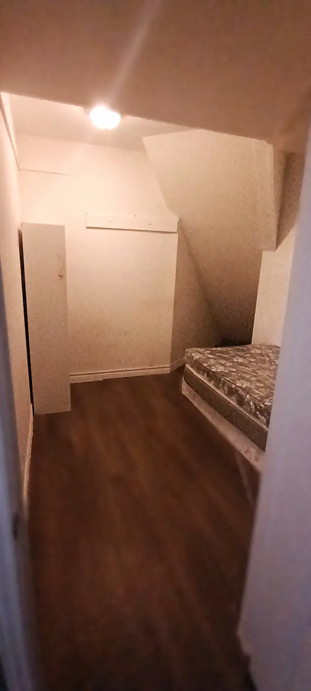 Private 1 Single Bed Bedroom Room   Private walk-out exit UofT