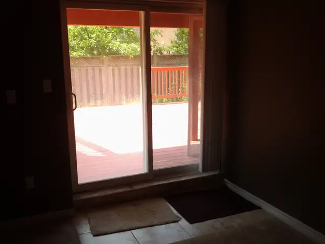 Private 1 Single Bed Bedroom Room   Private walk-out exit UofT - Photo 3