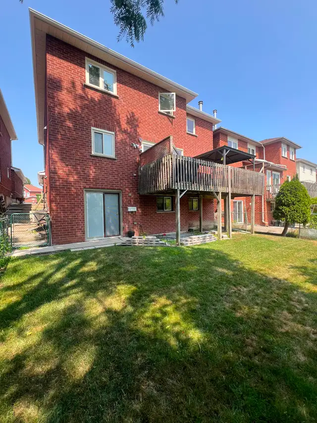 Beautiful above ground basement apartment - Photo 10