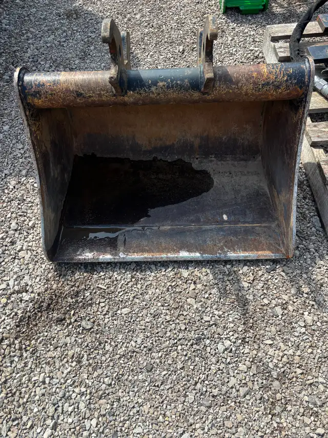 JOHN DEERE EXCAVATOR DITCHING BUCKET