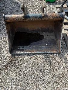 JOHN DEERE EXCAVATOR DITCHING BUCKET