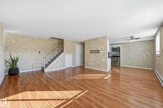 PRIME LOCATION - 3 bedroom townhouse - 14530 52 ST NW - Photo 2