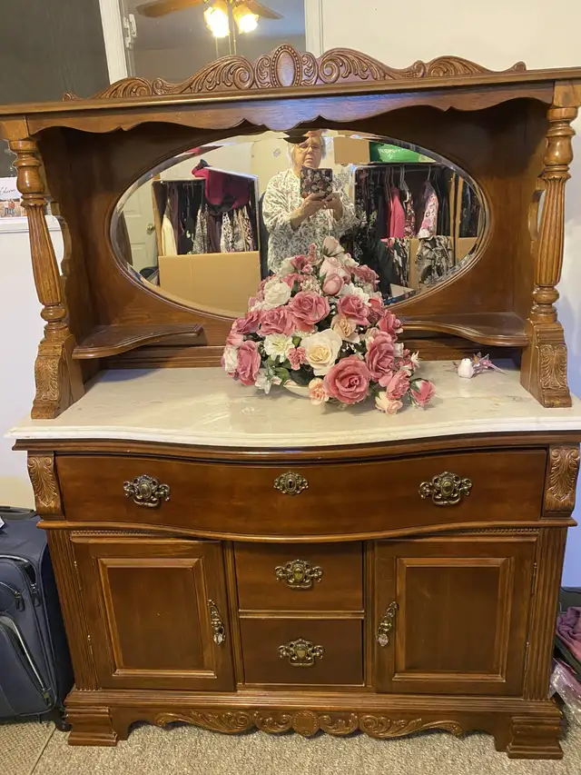 Victorian Buffet and Hutch - Photo 2