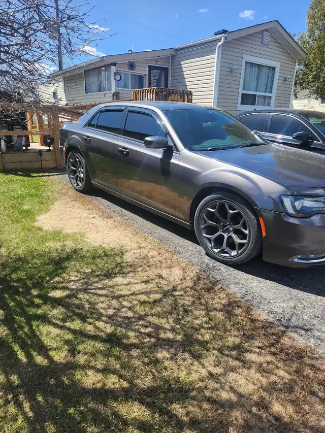 2015 Chrysler 300s - Photo 2