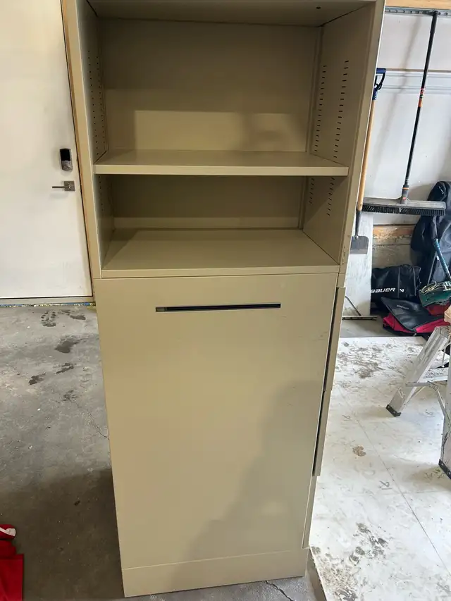 Filing Cabinet - Photo 4