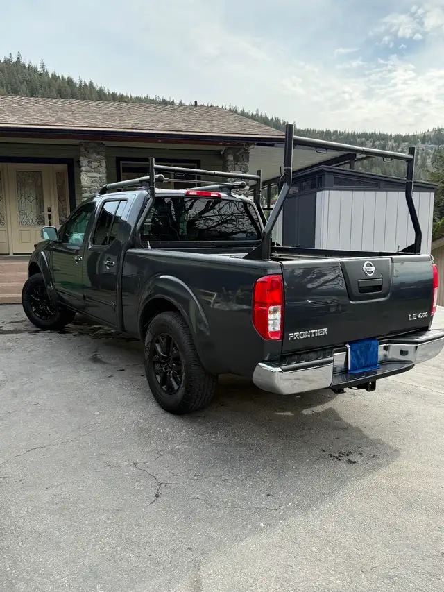 2011 Nissan Frontier Limited - Photo 2