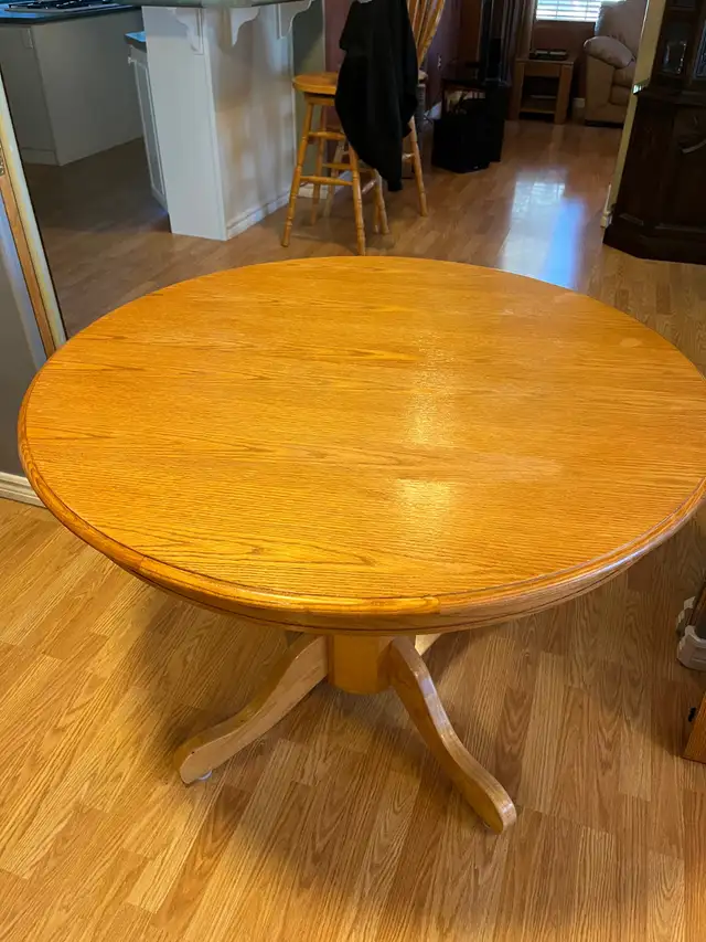 OAK DINING TABLE WITH EXTENDING LEAF