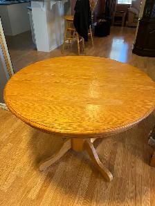 OAK DINING TABLE WITH EXTENDING LEAF