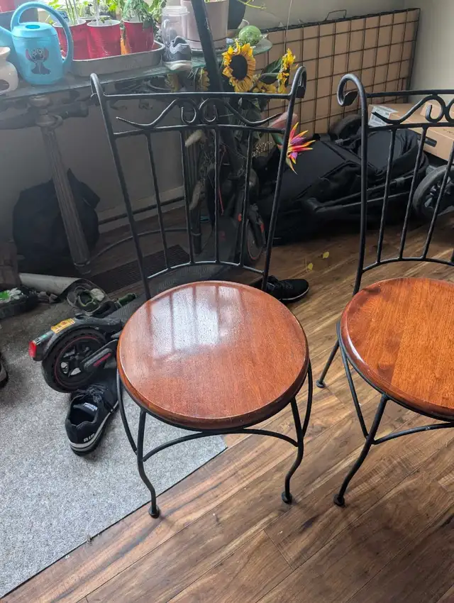 2 wrought iron chairs with beautiful wood seats - Photo 2