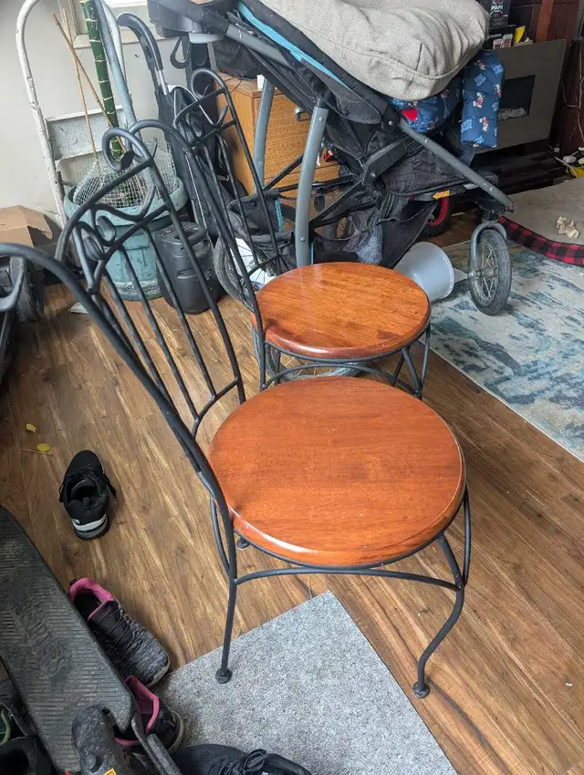 2 wrought iron chairs with beautiful wood seats - Photo 3