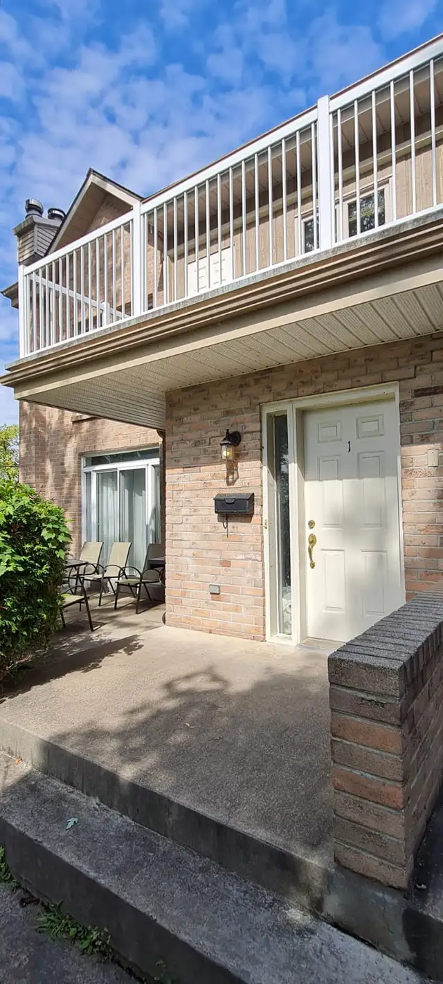 Furnished Corner Condo/Townhouse in Beaconsfield