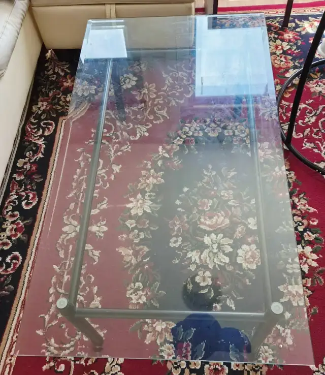 Table en vitre(75$):438-994-8929