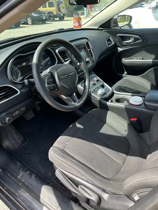 2016 Chrysler 200 - Photo 6