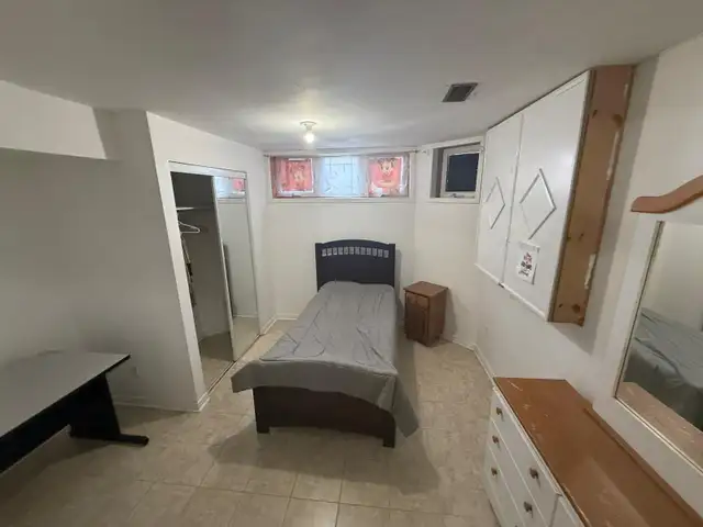 Immediately-Private room, females only, near Centennial College - Photo 2