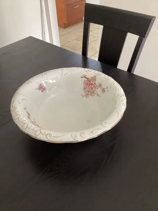 Antique porcelain wash basin