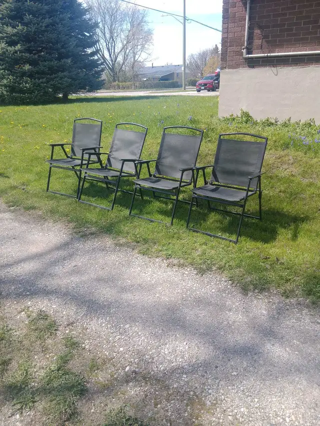 4 folding lawn patio chairs like new