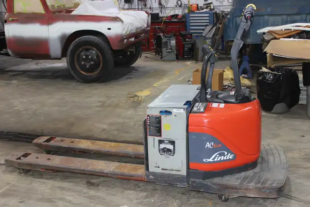 LINDE ELECTRIC PALLET JACK - Photo 2