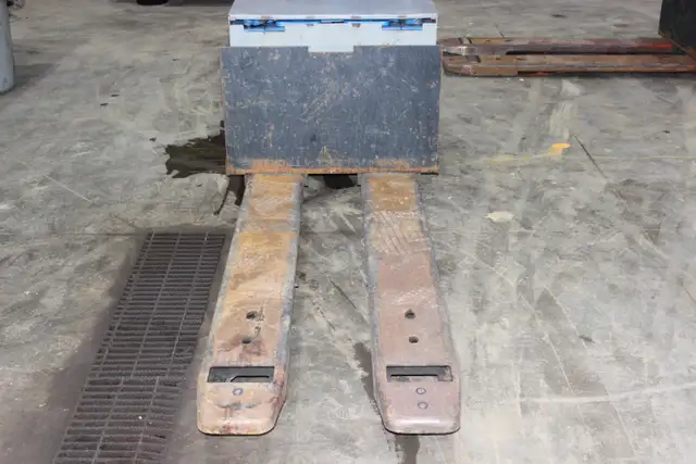 LINDE ELECTRIC PALLET JACK - Photo 6
