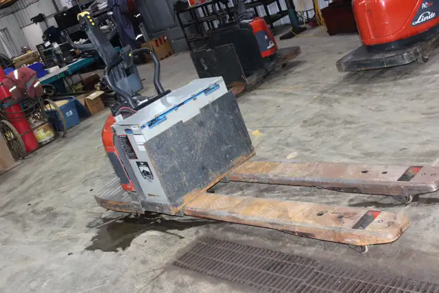 LINDE ELECTRIC PALLET JACK - Photo 7