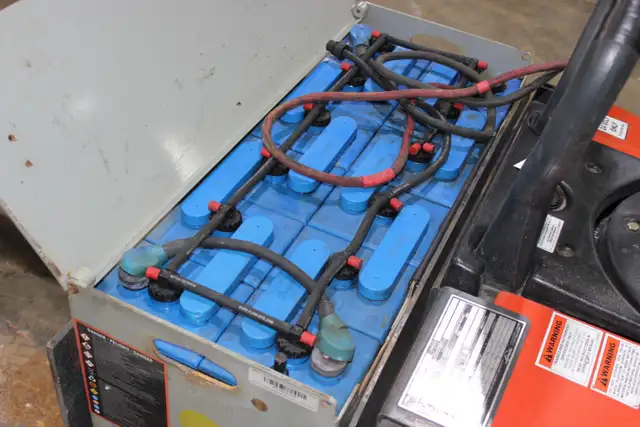 LINDE ELECTRIC PALLET JACK - Photo 9