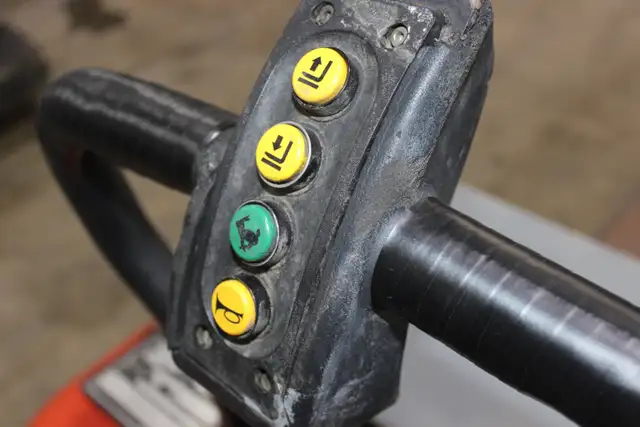 LINDE ELECTRIC PALLET JACK - Photo 11