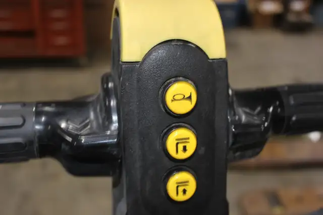 LINDE ELECTRIC PALLET JACK - Photo 12