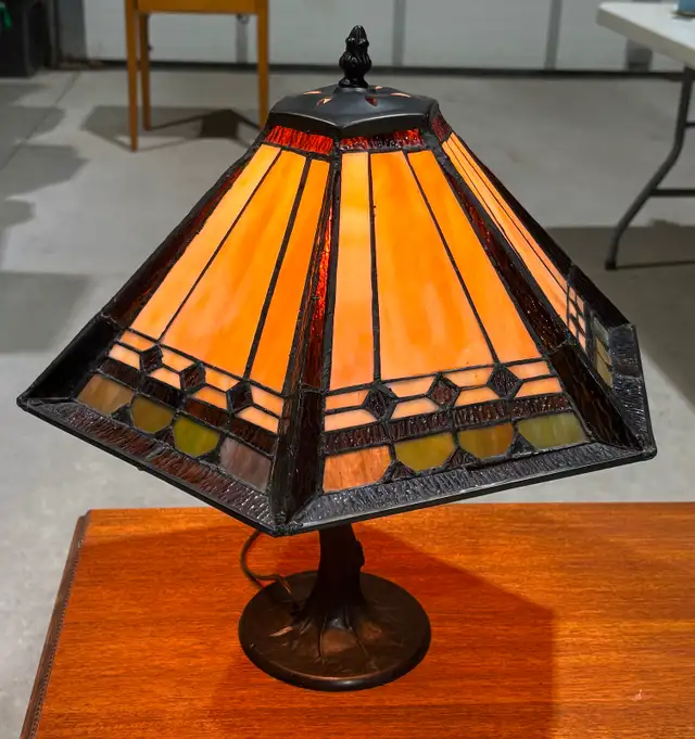 Tiffany-Style Stained Glass Table Lamp w Geometric Pyramid Shade