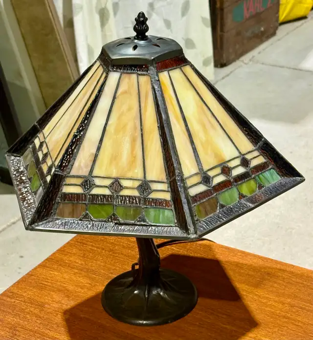 Tiffany-Style Stained Glass Table Lamp w Geometric Pyramid Shade - Photo 5