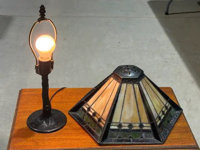 Tiffany-Style Stained Glass Table Lamp w Geometric Pyramid Shade - Photo 6