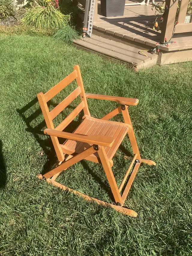 Vintage child’s rocking chair. - Photo 2