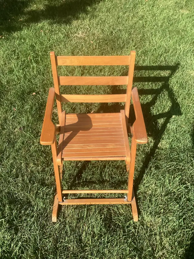Vintage child’s rocking chair. - Photo 3