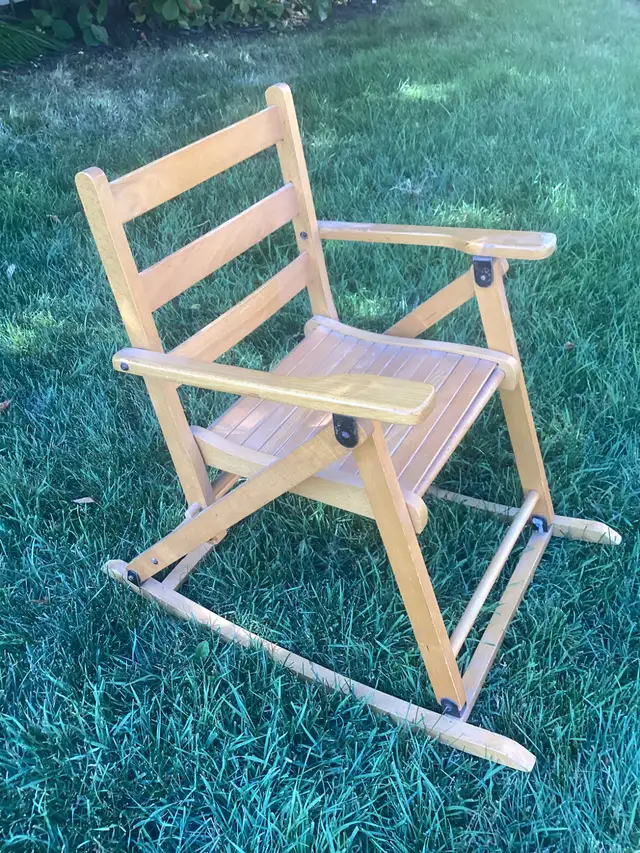 Vintage child’s rocking chair. - Photo 4