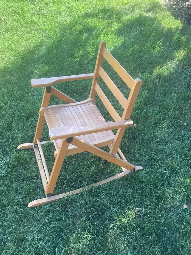 Vintage child’s rocking chair. - Photo 5