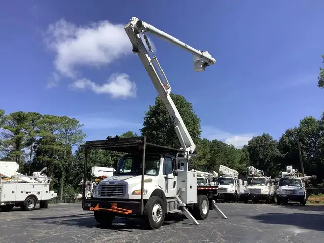 2018 Freightliner M2-106 Altec LR7-58RM Bucket Truck - Photo 2