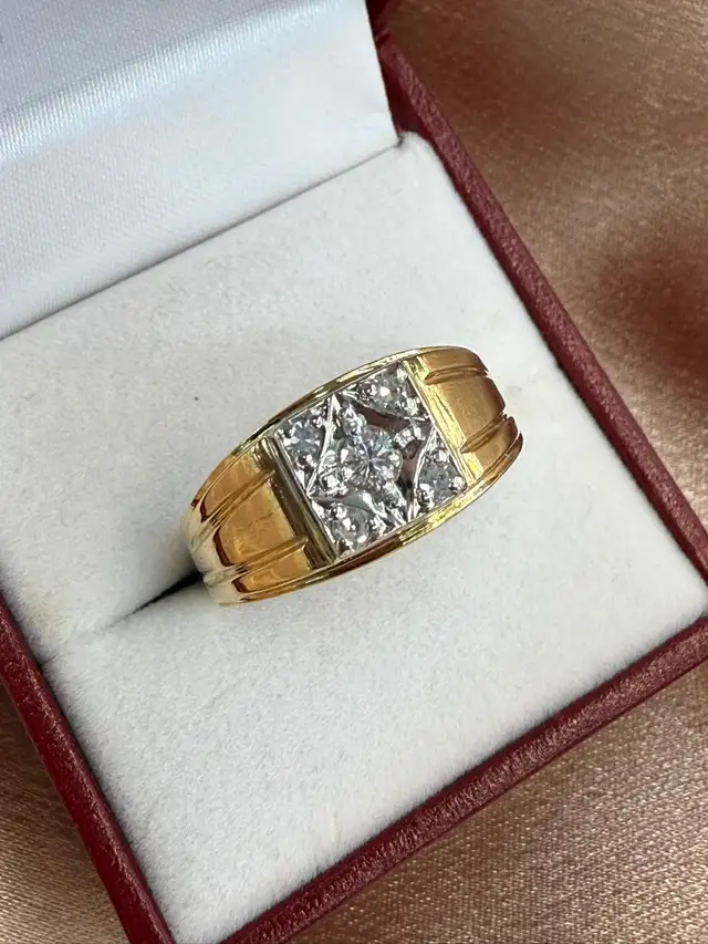 10K Gold Men's Diamond Ring -0.16CTW