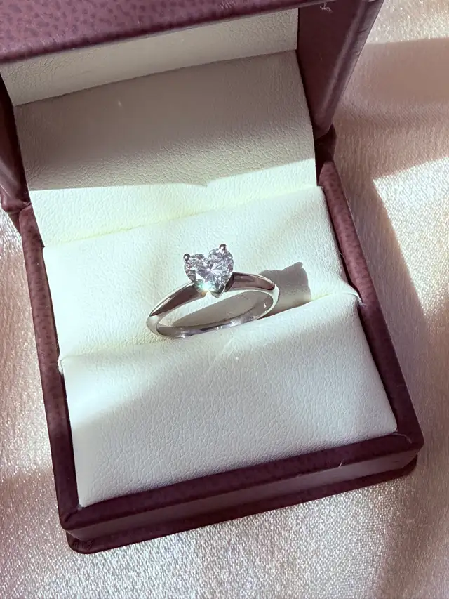 Platinum Heart Shaped Diamond Solitaire Ring - VVS2 - Photo 3