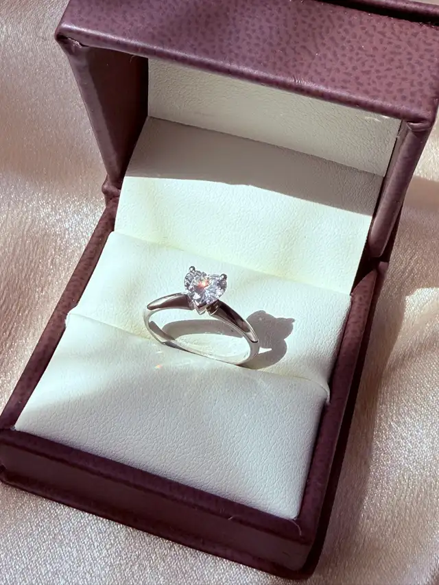 Platinum Heart Shaped Diamond Solitaire Ring - VVS2 - Photo 4