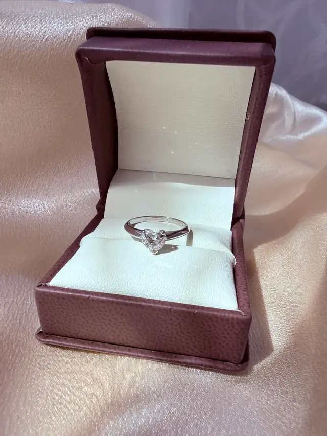 Platinum Heart Shaped Diamond Solitaire Ring - VVS2 - Photo 6