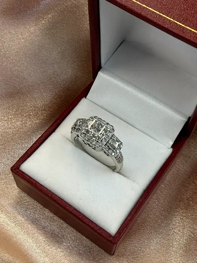 10K White Gold Illusion Set Diamond Cluster Ring - Photo 2
