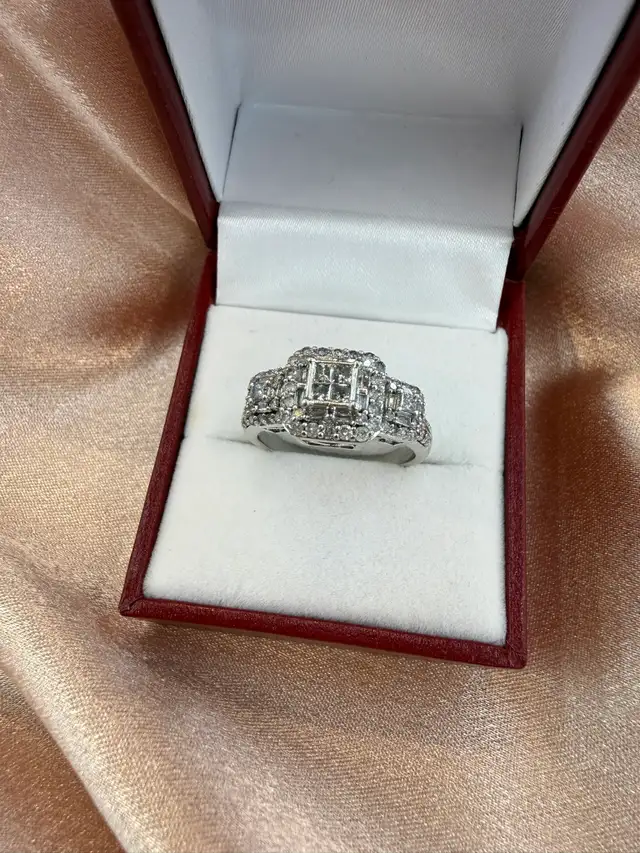 10K White Gold Illusion Set Diamond Cluster Ring - Photo 3