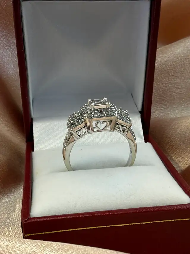 10K White Gold Illusion Set Diamond Cluster Ring - Photo 4