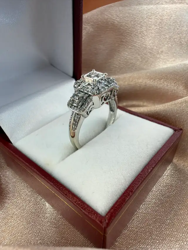 10K White Gold Illusion Set Diamond Cluster Ring - Photo 5