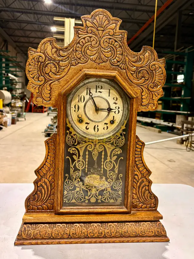 Oak Wood Gingerbread-Style Mantel Clock (E. Ingraham Company) - Photo 2