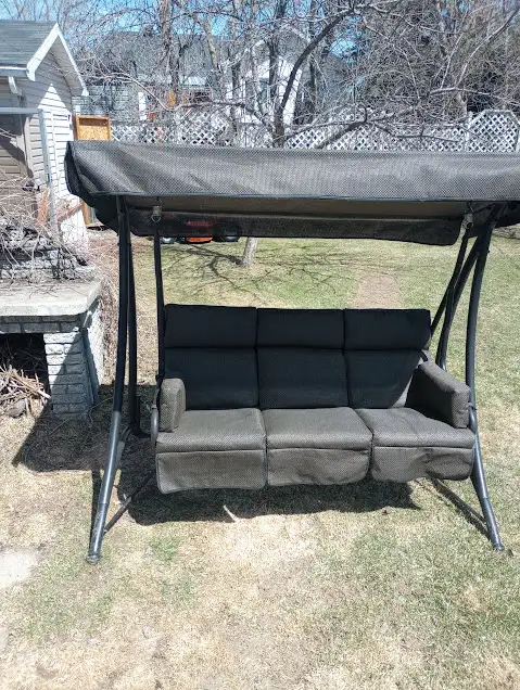 Balancoire 3 place  $350.00 Tel:418-878-3239
