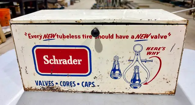 Vintage Schrader Tire Valve Cores Metal Display Box (c. 1930s) - Photo 2