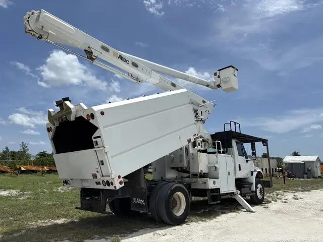2018 International 4300 Altec LR760-E70 Bucket Truck - Photo 4