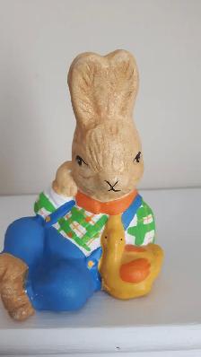 BEAU LAPIN NEUF EN CÉRAMIQUE 4'HAUT SON AMI DANS SON BRAS: $5.00