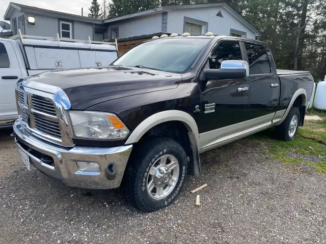 2011 Dodge ram 2500 heavy duty Cummins turbo diesel - Photo 2