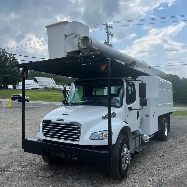 2015 Freightliner M2-106 Altec LR7-58 Bucket Truck - Photo 2